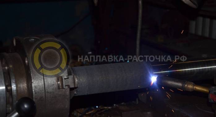 Процесс наплавки шкворня в наплавочном станке . | Компания Weldbore © 2018 Процесс наплавки шкворня в наплавочном станке . | Компания Weldbore © 2018